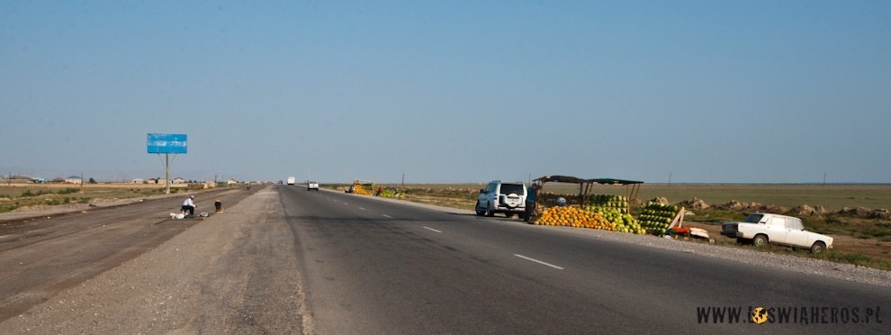 Arbuzy, melony - azerskie stragany na drodze M-2.